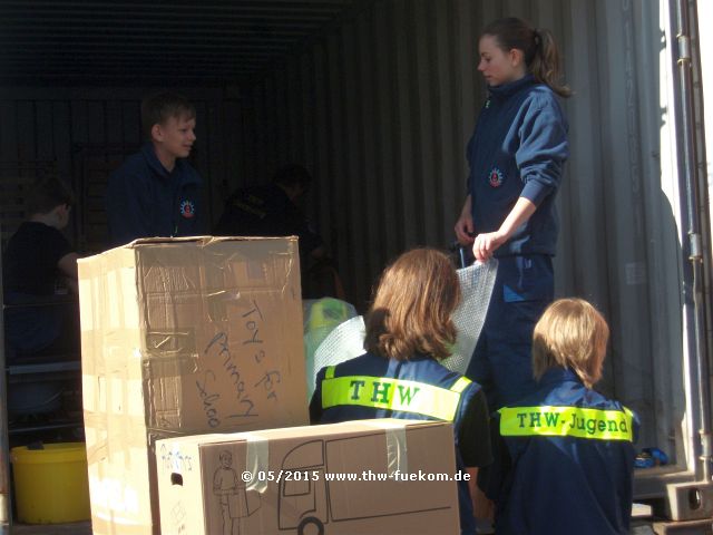 Beladung des Containers durch die Jugendgruppe des THW OV Balingen