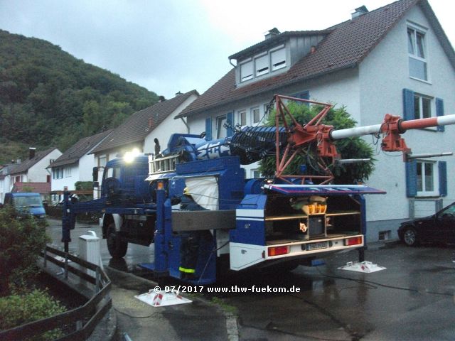 Aufbau des Mastkraftwagen THW am 23.07.2017 morgens bei strömenden Regen 