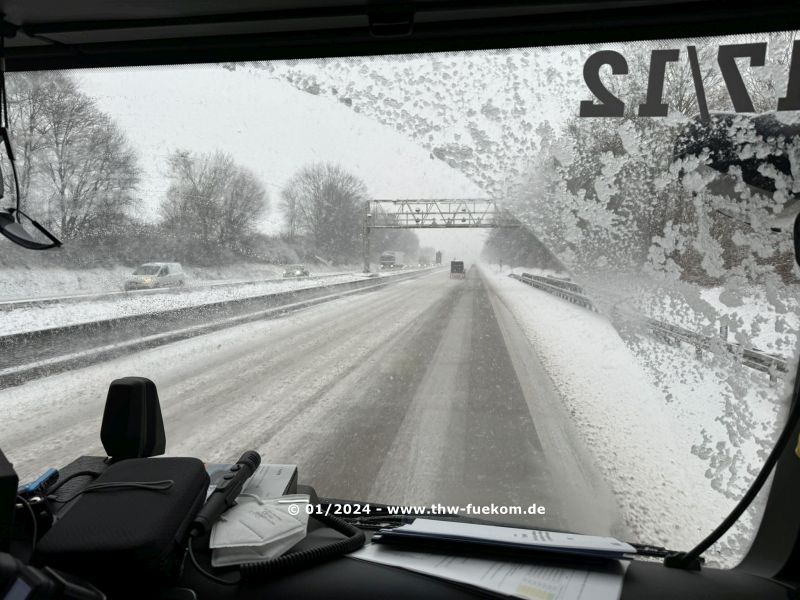 zugeschneite Bundesautobahn