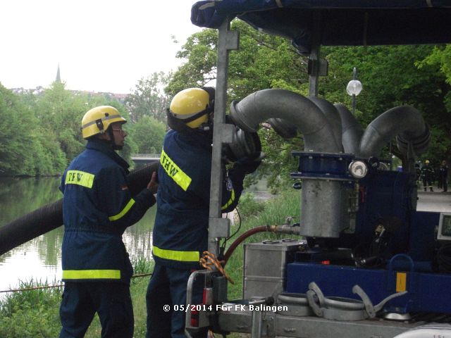 Aufbau einer Pumpe am Neckar