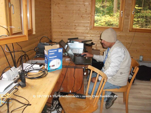 VHF Funkstation im Waldgebiet