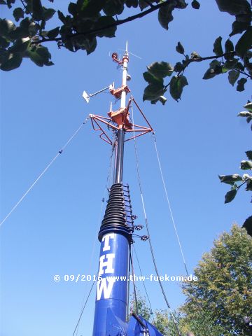 Antennen sind montiert, Mast aufgerichtet