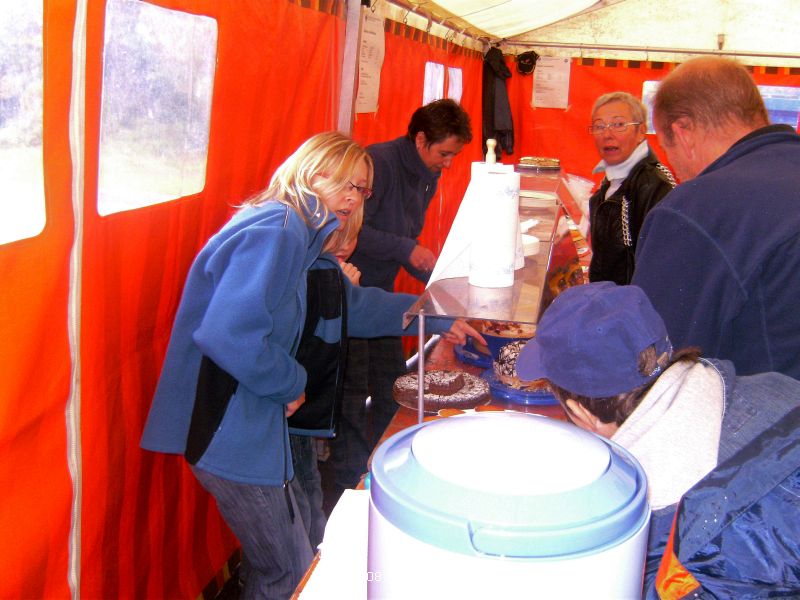 an der Kuchentheke herrschte reger Andrang