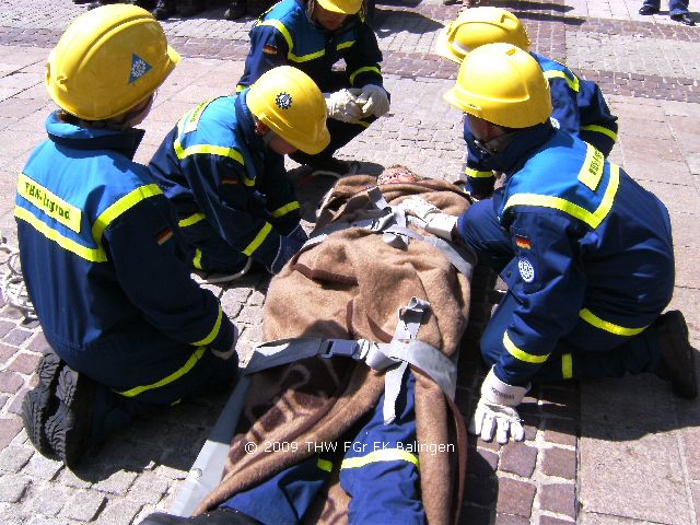 Darstellung des Transport von Verletzten in schwierigem Gelände