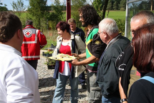 Gang durch den Kräutergarten, Start mit ausgepresstem Löwenzahnsaft