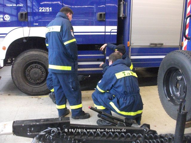 Praktische Ausbildung an den Einsatzfahrzeugen des THW