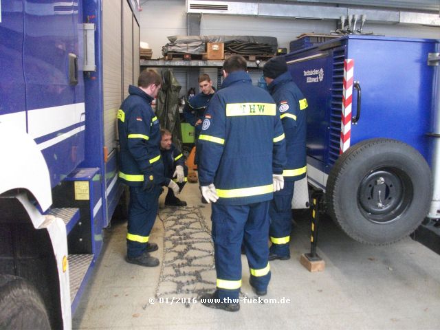 Auflegen von Gleitschutzketten auf die Einsatzfahrzeugen des THW