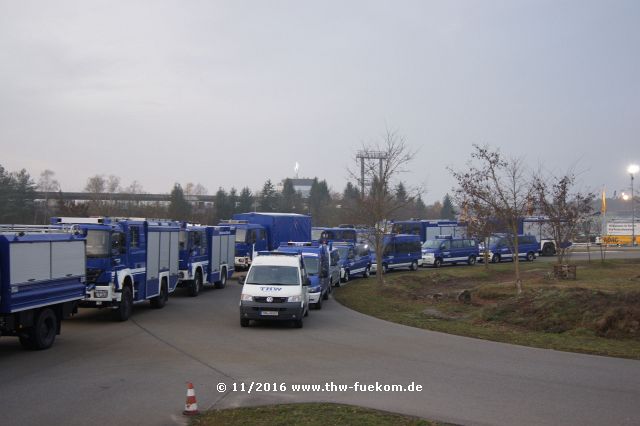 Einsatzfahrzeuge vor dem Training 