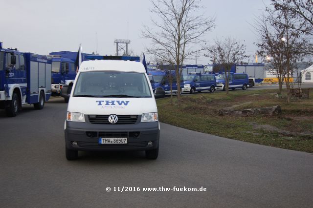 Einsatzfahrzeuge vor dem Training 