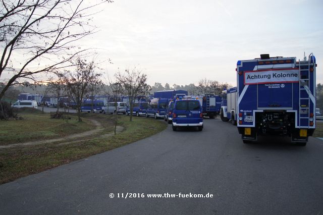 Einsatzfahrzeuge vor dem Training 