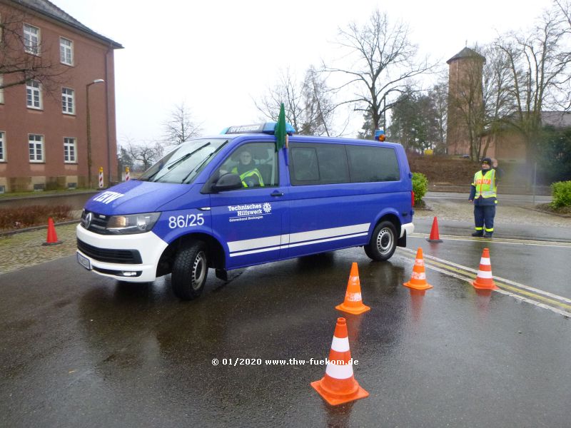 Rückwärtsfahren im Kreis mit Sicherungsposten/Einweiser