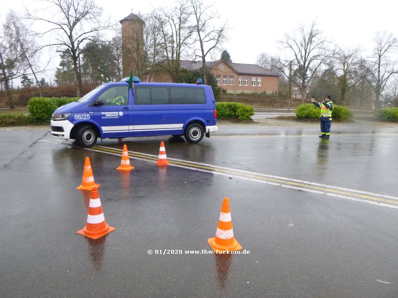 Rückwärtsfahren im Kreis mit Sicherungsposten/Einweiser