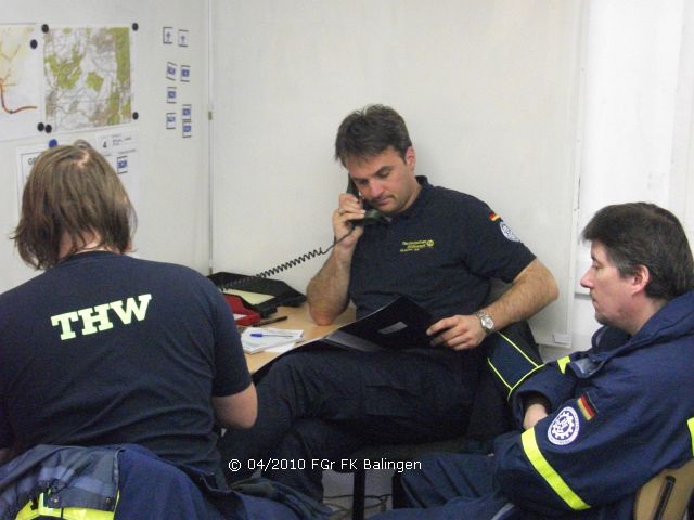 Steffen König (Mitte) und Jürgen Artzt (rechts im Bild) bei der Arbeit (beide FGr FK Balingen)