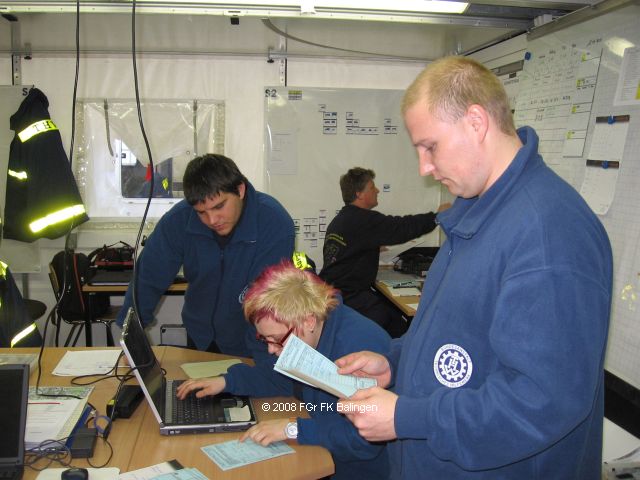 In der THW Führungsstelle (Anhänger Führung und Lage der FK Balingen)