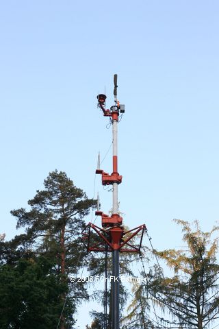 Mastspitze mit Antennenaufnahmen und Antennenrotoren