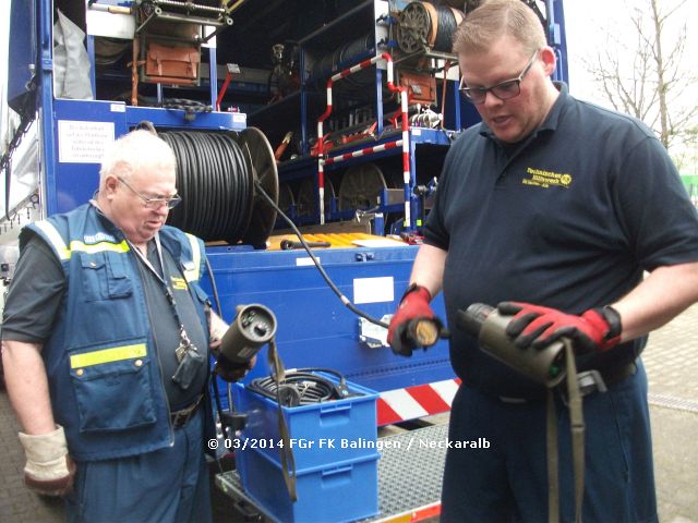 Prüfung der Kabel auf den beiden Fernmeldekraftwagen