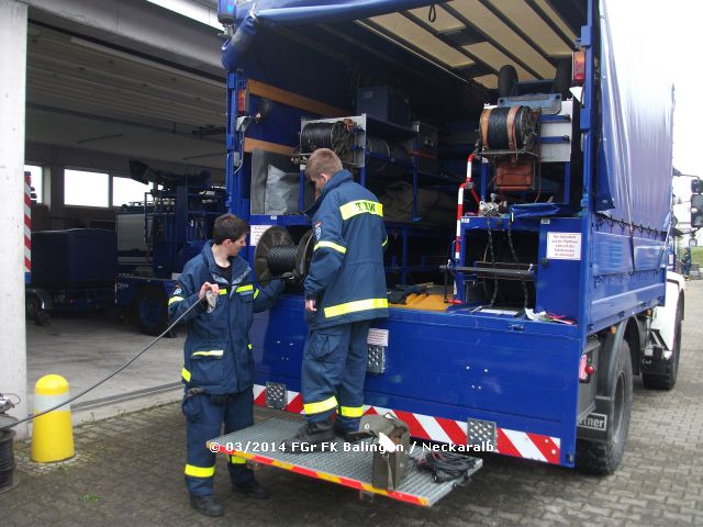 Prüfung der Kabel auf den beiden Fernmeldekraftwagen