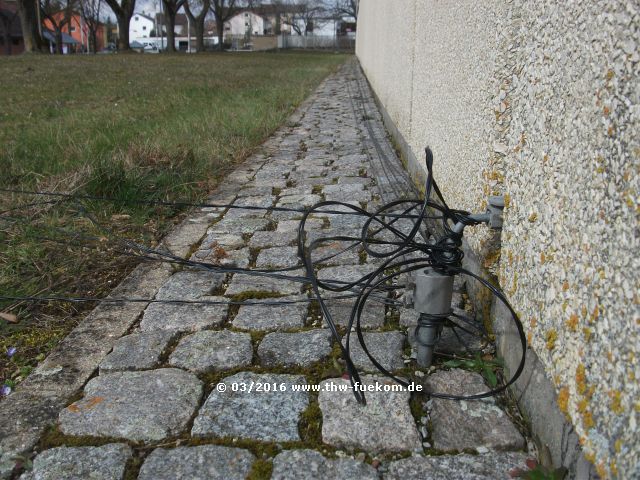 Sicherung der verlegten Feldkabel an einem Fixpunkt 