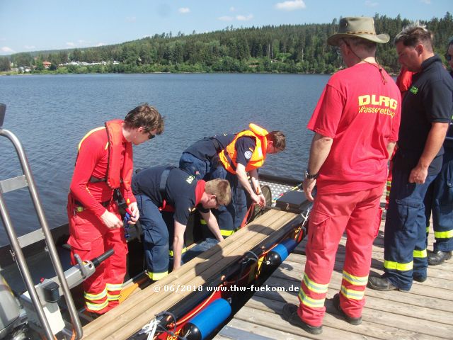 Bestücken des DLRG Boot mit Feldfernkabel