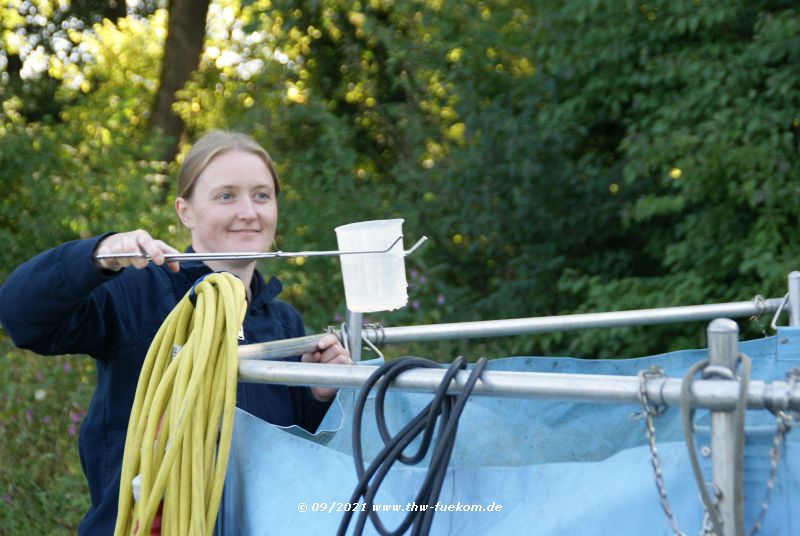 Laborantin Melanie Welte bei der Probennahme aus dem Rohwasserbecken