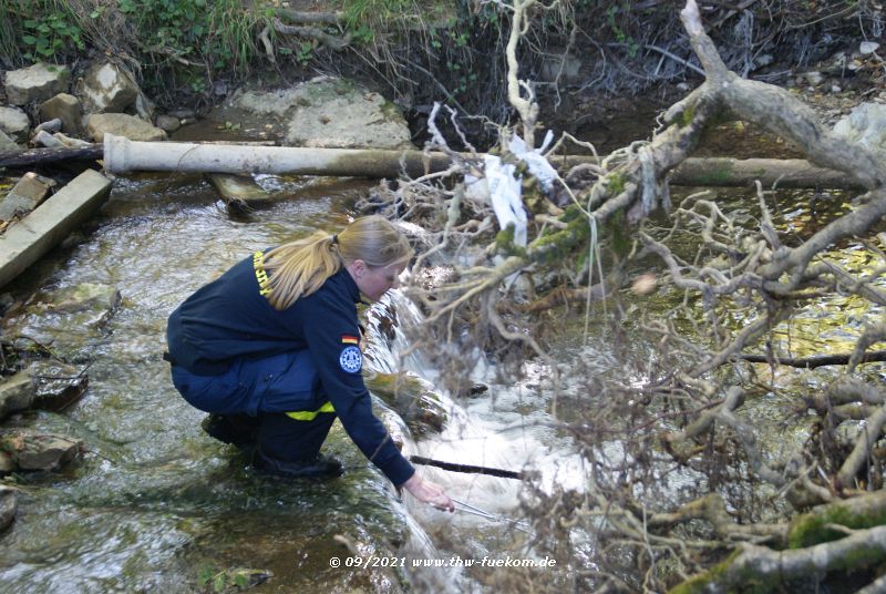 Laborantin Melanie Welte bei der Probennahme aus der Rohwasserquelle, der Steinlach