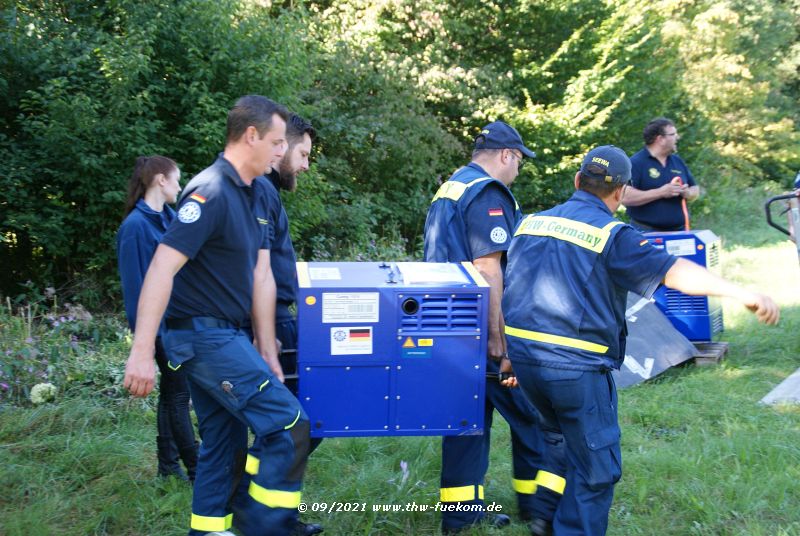 Transport des Stromerzeugers durch das Einsatzteam