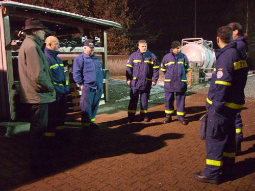 Einweisung in die Technik durch Walter Wiedemann, Führer Weitverkehrstrupp