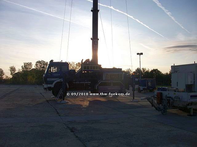 aufgebauter Mastkraftwagen in der Morgensonne