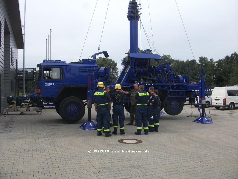 Aufbau des MastKW Straubing im Ortsverband Neuhausen