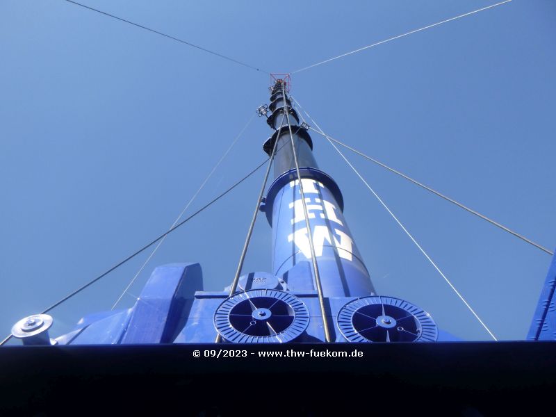 ausgefahrener Mast am MastKW Mercedes 40m