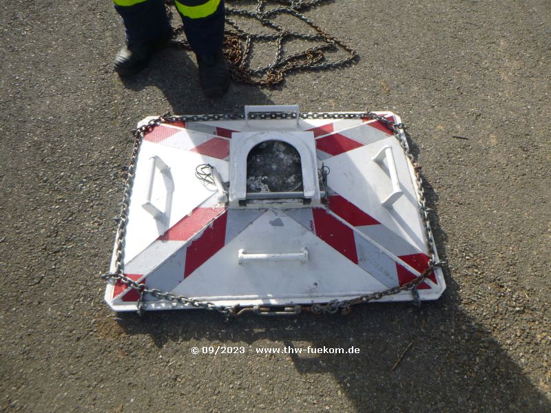 Anlegen der Ketten auf den Bodenplatten