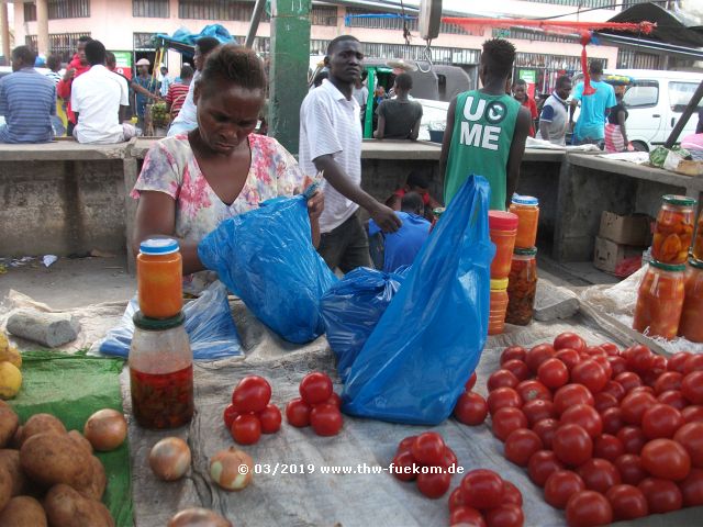 Einkauf auf dem örtlichen Markt in Beira/Mosambik