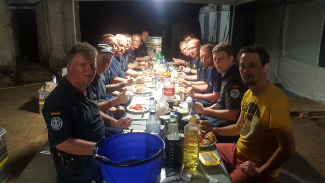 Abendessen des Teams in der BoO unter freiem Himmel