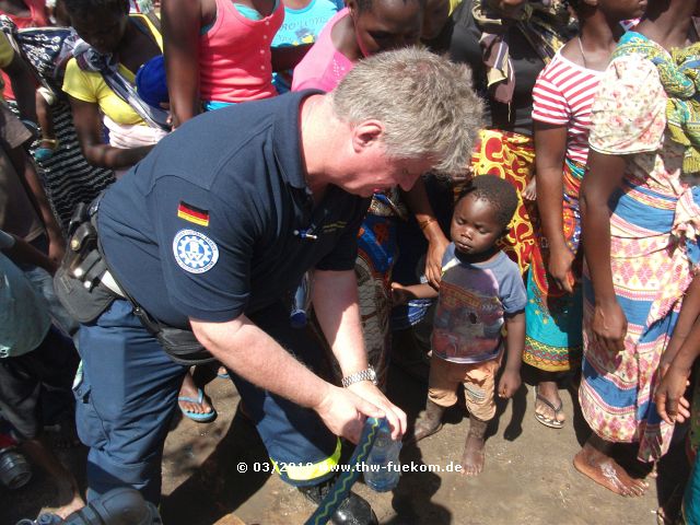 Trinkwasserausgabe an der Zapfstelle bei den Wasserblasen