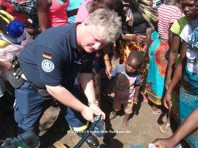 Trinkwasserausgabe an der Zapfstelle bei den Wasserblasen