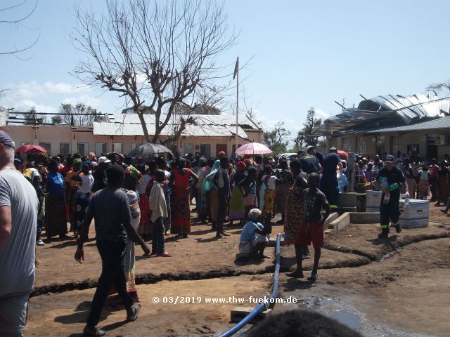 Menschenandrang an der TWAA des THW in Nhangau/Mosambik