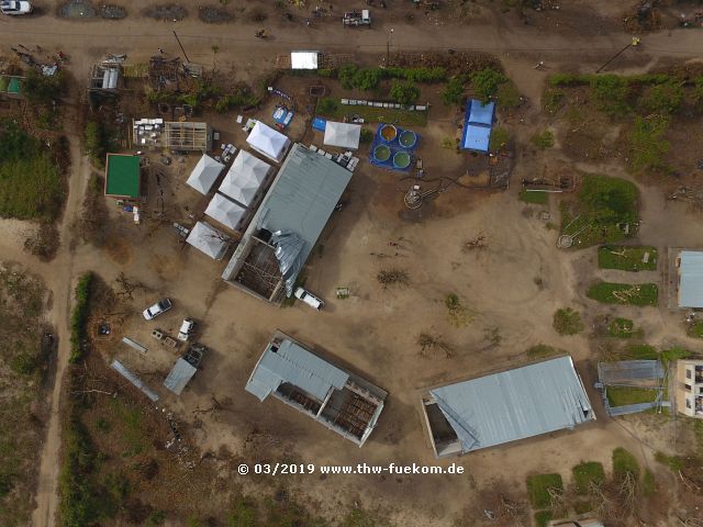 Luftbildaufnahme der Schule und der Base of Operations in Nhangau/Mosambik