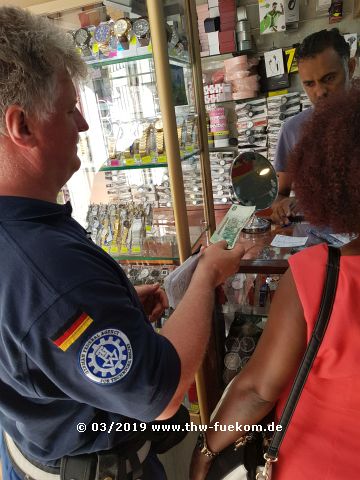 Einkauf von Material in der Stadt Beira/Mosambik