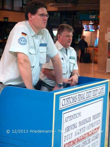 Treffpunkt am Flughafen vor der Einreise neuer Helfer