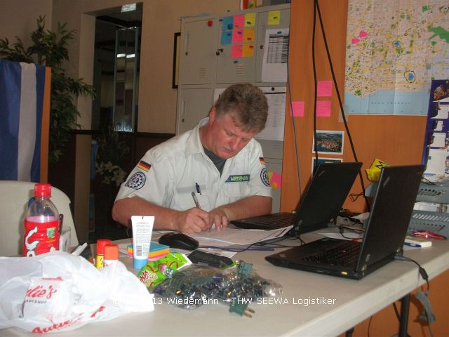 Schreibarbeiten im Logistiker Office in Cebu