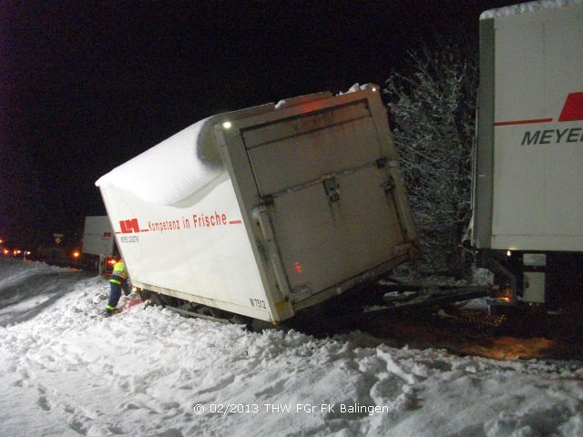 Rechte Fahrzeugseite des Anhängers total eingesunken