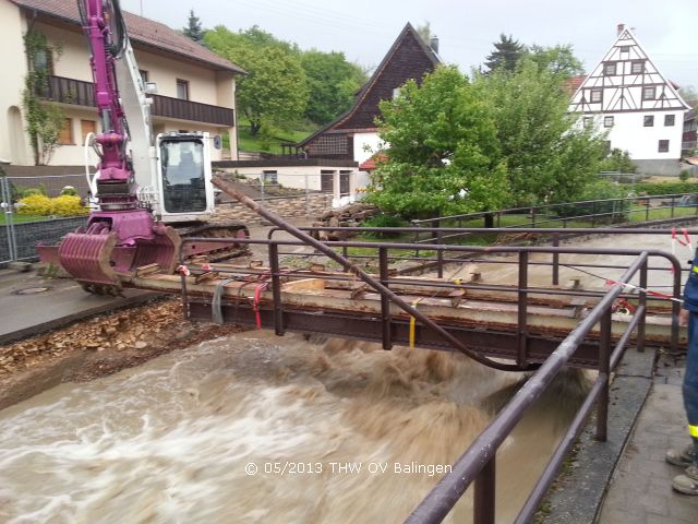 Sicherung der Brücke mittel Bagger in Ratshausen