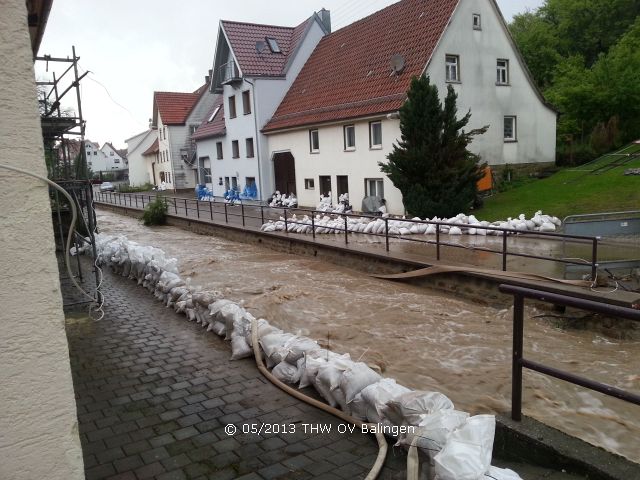 Uferbefestigung mittels Sandsäcken an der Schlichem in Ratshausen