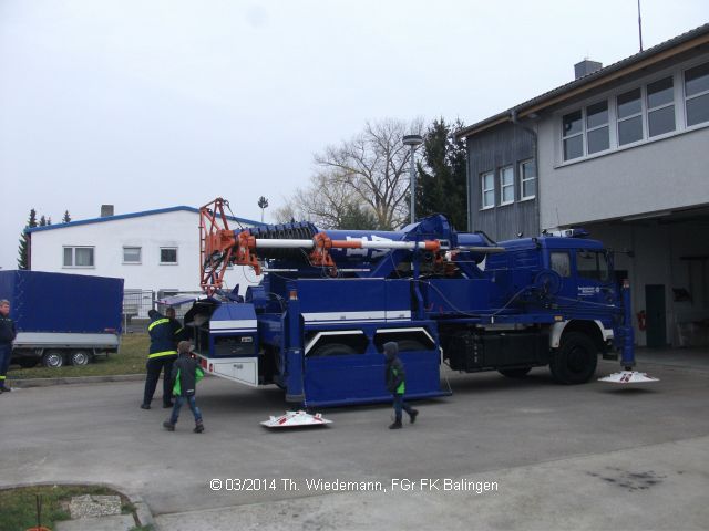 Aufbau des MastKW im au dem Gelände des THW OV Hechingen