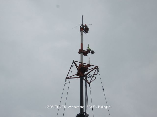 Bestückung des Mast mit 2m/4m Antenne und Dome Kamera