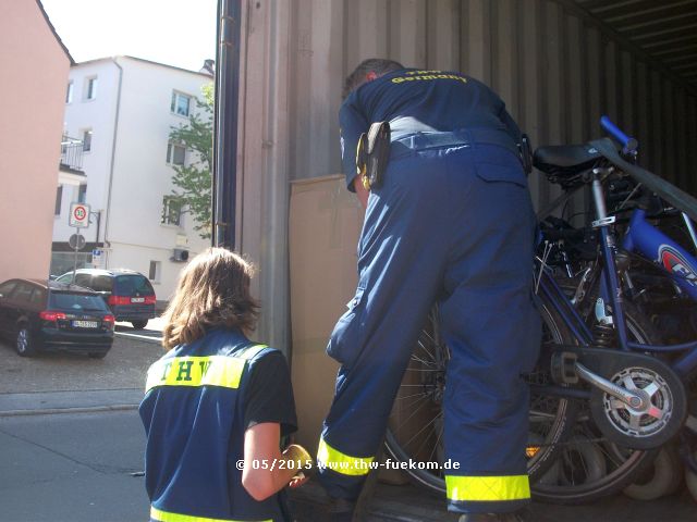 Beladung und Transportsicherung durch den SEEWA Logistiker Thomas Wiedemann