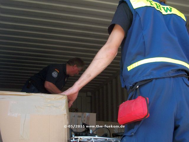 Beladung und Transportsicherung durch den SEEWA Logistiker Thomas Wiedemann