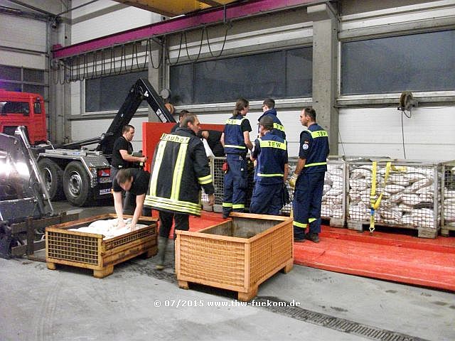 Verladen von gefüllten Sandsäcken durch den TZ Balingen