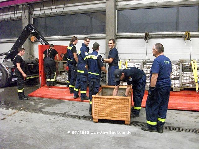 Verladen von Sandsäcken mit der Feuerwehr Hechingen zusammen