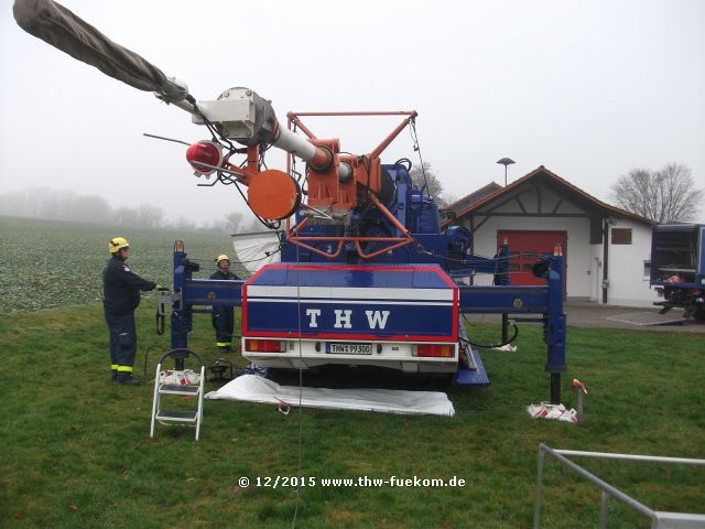 Mast wird in Transportstellung gebracht